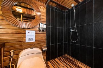 La Galigo Master Cabin Bathroom