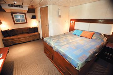 Admiral Stateroom (307 & 309)